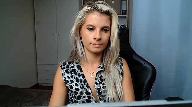 KristineGlow stripchat live cam model