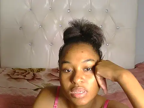 CreamyCaramelGrip stripchat live cam model