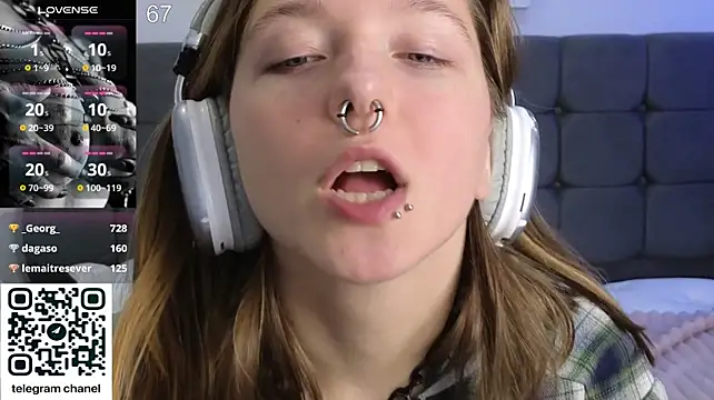 LauraLowe stripchat live cam model