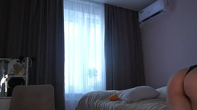 norakisses stripchat live cam model