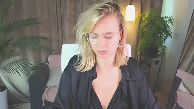 NoraMoreau stripchat live cam model