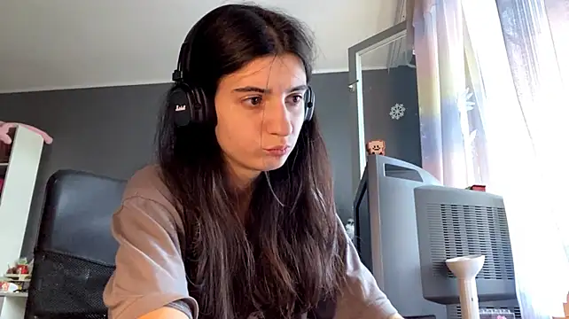 MindaHallmon stripchat live cam model
