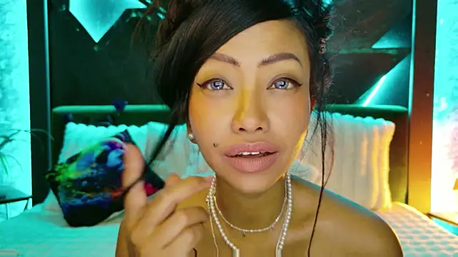 ElyaQuinn stripchat live cam model