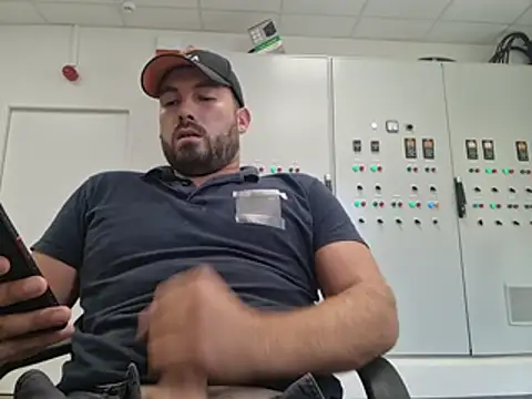 Instinctbrut stripchat live cam model