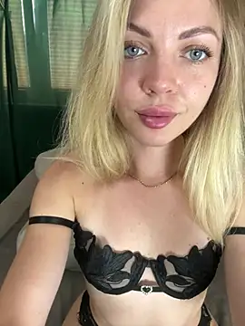 MissLuxxi stripchat live cam model