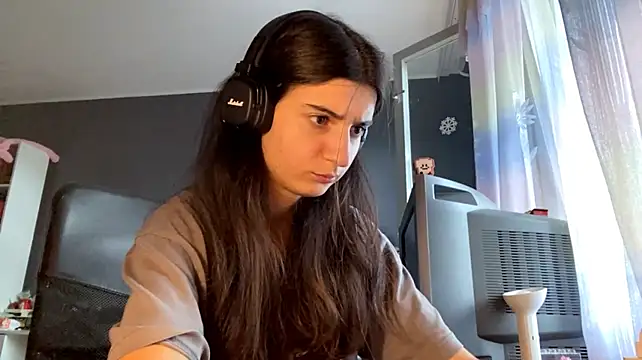 MindaHallmon stripchat live cam model