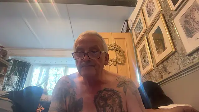 poggles stripchat live cam model
