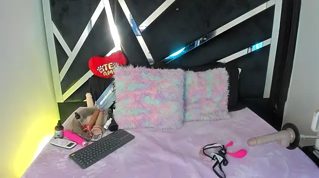 Coralhtx stripchat live cam model