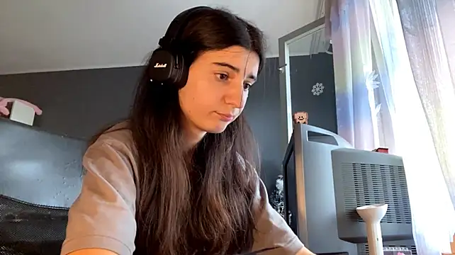 MindaHallmon stripchat live cam model