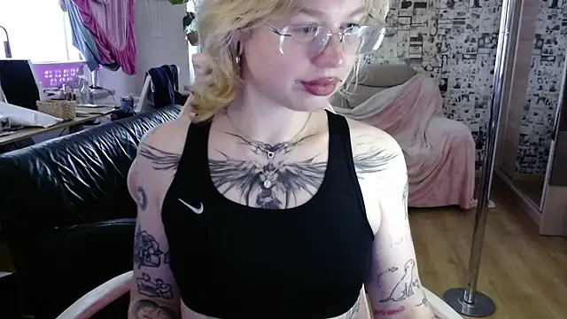 LolaFlirt stripchat live cam model