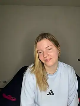 heyitskiara stripchat live cam model