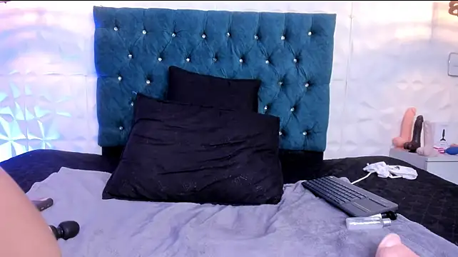 samantha_foxyy stripchat live cam model