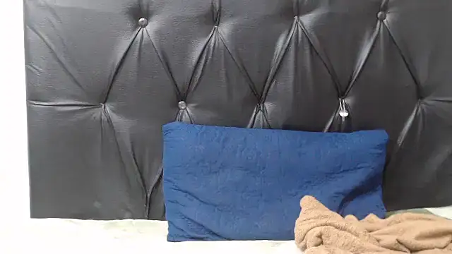 Ebonyboobsmilk stripchat live cam model