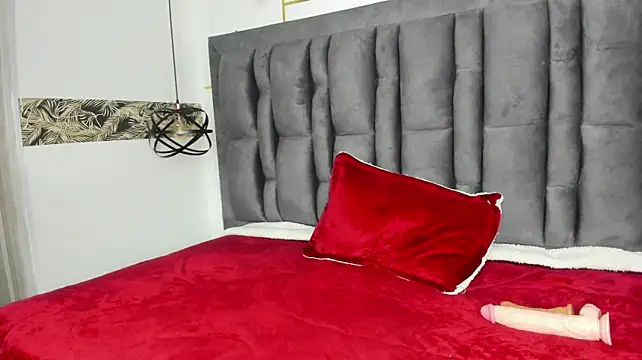 Sara_Naugty stripchat live cam model