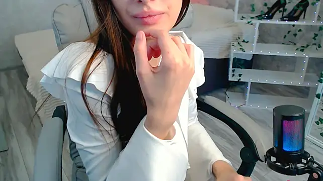 EmiliSkyy stripchat live cam model