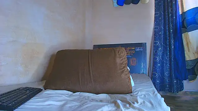 Thomass00 stripchat live cam model