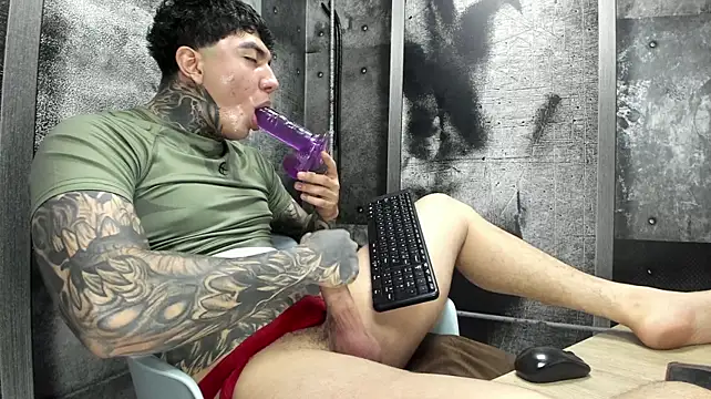 Gury_tattoo stripchat live cam model