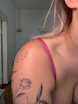 Shorty_Holly stripchat live cam model