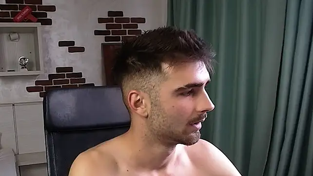 KyloEast stripchat live cam model