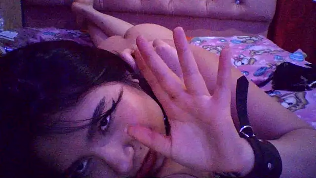 Thania- stripchat live cam model