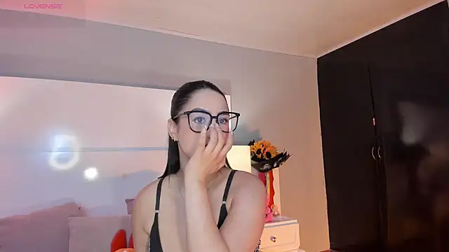 Emily_robertss1 stripchat live cam model