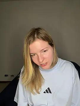 heyitskiara stripchat live cam model