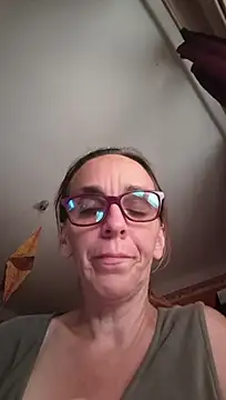 Dettybitch40 stripchat live cam model