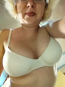 Vika1111 stripchat live cam model
