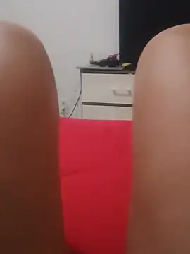 LatinaCalienteMilf stripchat live cam model