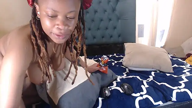 EssenceChubby stripchat live cam model