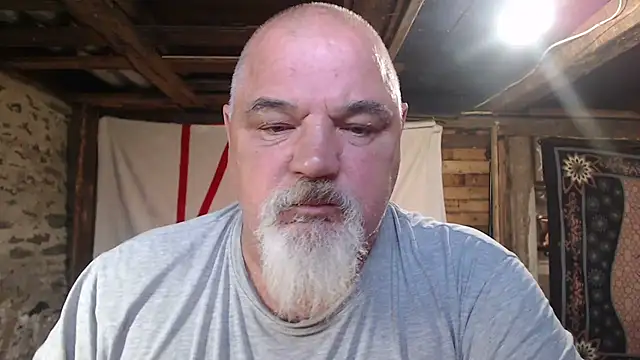 Newfiesausage1972 stripchat live cam model