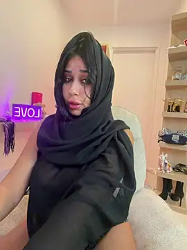 queen-chamss stripchat live cam model