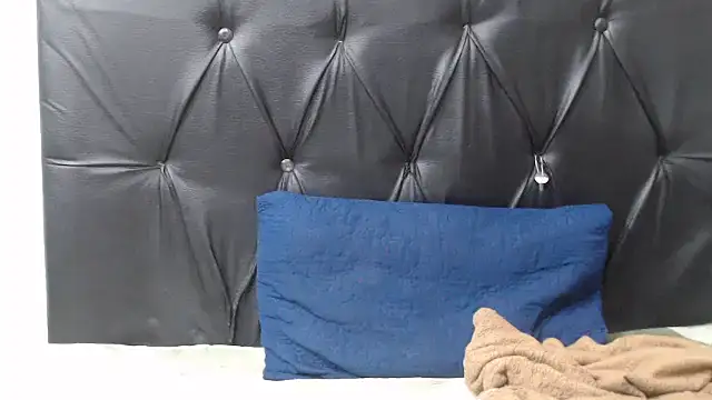Ebonyboobsmilk stripchat live cam model