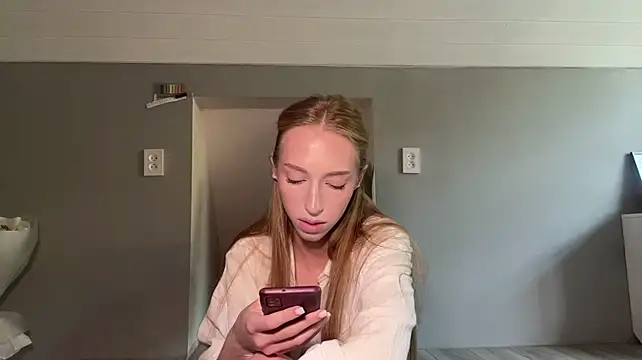 TraceyHowey stripchat live cam model