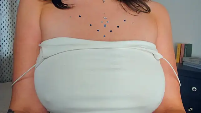 YettaMead stripchat live cam model