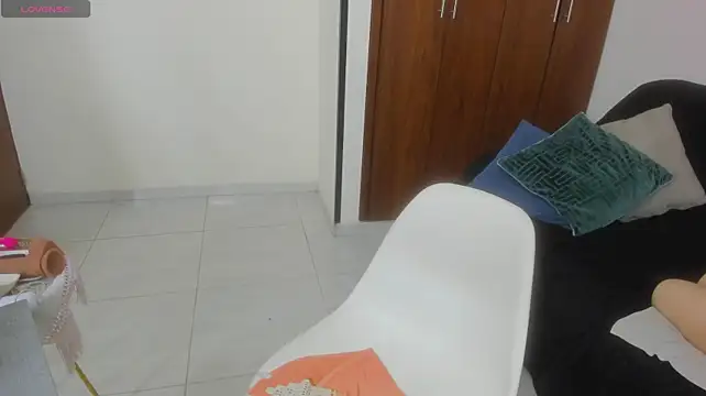 kiraGeiner stripchat live cam model