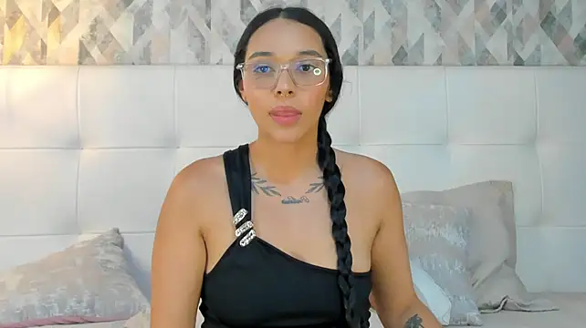 Roseaurora stripchat live cam model