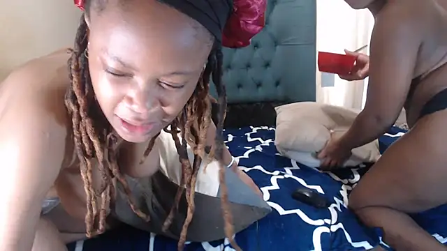EssenceChubby stripchat live cam model