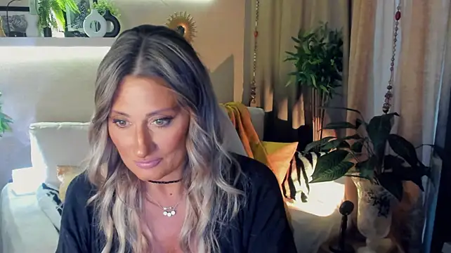 SarahAlluring stripchat live cam model
