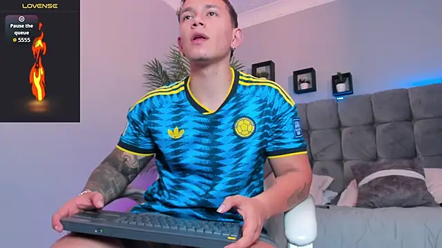 Thomas_moon stripchat live cam model