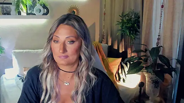SarahAlluring stripchat live cam model