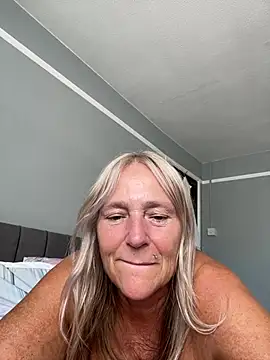 Blondnboujee53 stripchat live cam model