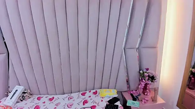 Paris_Petit stripchat live cam model