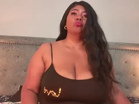 KiaraDiazz stripchat live cam model