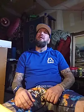 Beardedtattood stripchat live cam model