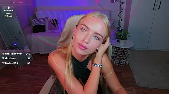 TessaGrays stripchat live cam model