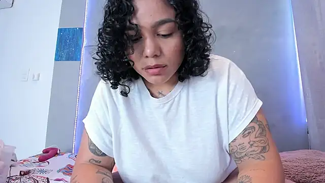 Alexxxholy stripchat live cam model