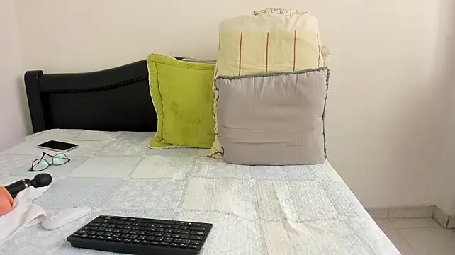 Sarah-w stripchat live cam model