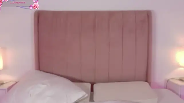 MoollyLove stripchat live cam model