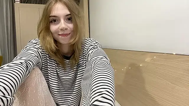 DaniGlow stripchat live cam model